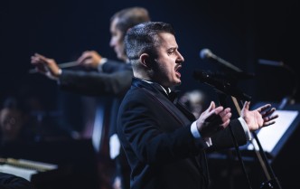 śpiewający mężczyzna