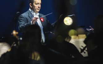 mężczyz z batutą w dłoni