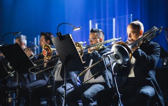 mężczyźni grający na puzonach