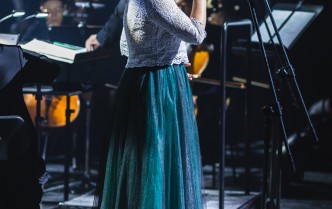 kobieta śpiewająca do mikrofonu