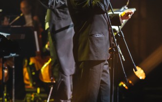 mężczyzna śpiewający do mikrofonu