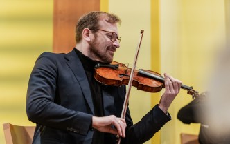 portret mężczyzny grającego na skrzypcach