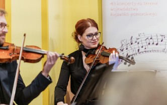 portret kobiety grającej na skrzypcach