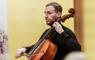 portret męzczyzny grającego na wiolonczeli