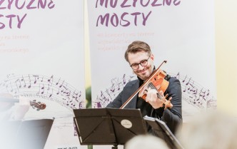 portret męzczyzny grającego na altówce