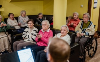 grupa osób siedzących na kanapach