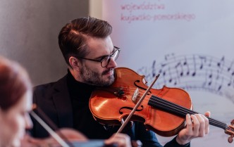 postret mężczyzny grającego na altówce