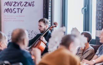 portret mężczyzny grajacego na wiolonczeli