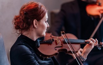 portret kobiety grającej na skrzypcach