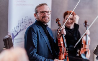 uśmiechnięty mężczyzna w garniturze