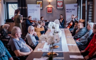 grupa osób siedzących przy stole