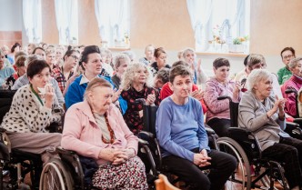 grupa siedzących osób