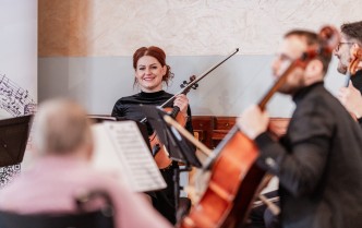 portret uśmiechniętej kobiety