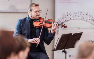 mężczyzna grający na skrzypcach