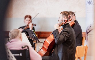 mężczyzna grający na wiolonczeli
