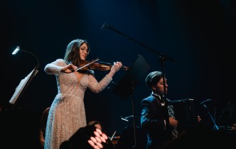 kobieta grająca na skrzypcach i mężczyzna grający na akordeonie