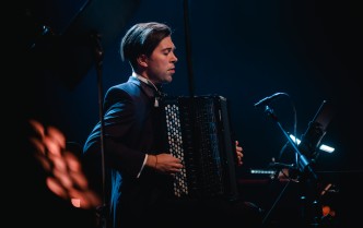 mężczyzna grajacy n akordeonie