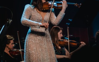 kobieta grająca na skrzypcach