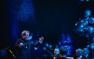 dyrygent z uniesionymi rękoma