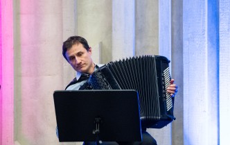 mężczyzna gra na akordeonie