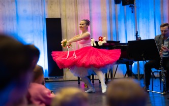 tańcząca kobieta w różowej sukni