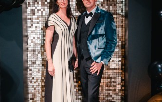 stojący kobieta w jasnej sukni i mężczyzna w ciemyn garniturze