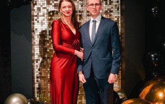 stojący kobieta w czerwonej sukni i mężczyzna w granatowym garniturze