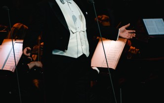 śpiewający mężczyzna ubrany we frak