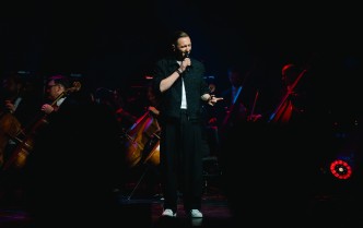 mężczyzna śpiewający do mikrofonu