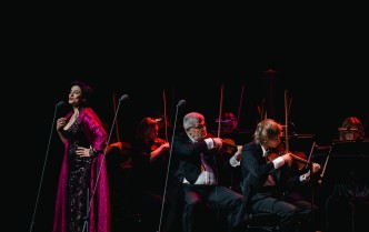 kobieta śpiewajaca do mikrofonu