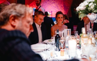 kobiety i mężczyźni siedzący przy stole