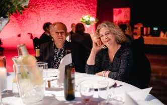 kobieta i mężczyzna siedzą przy stole