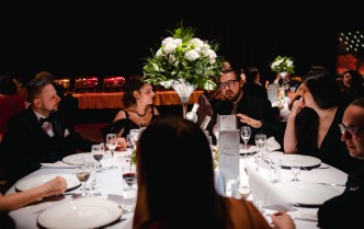 kobiety i mężczyźni siedzący przy stole