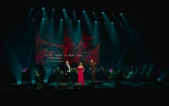 orkiestra i soliści na scenie