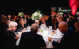 ludzie siedzący przy stole