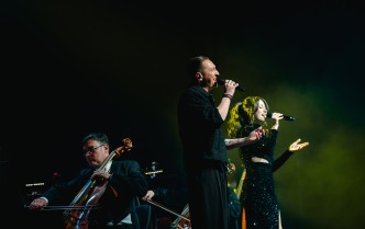 dwoje śpiewaków na scenie