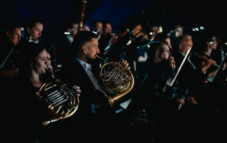 osoby grajace na waltorniach