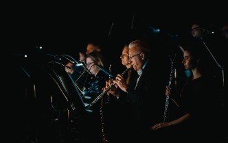 mężczyzna grajacy na oboju