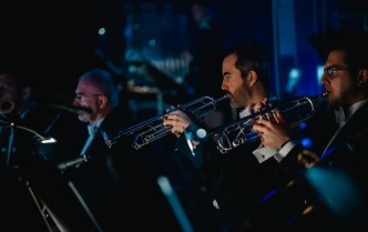 mężczyźni grajacy na trąbkach