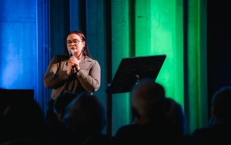 kobieta mówiąca do mikrofonu