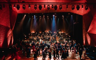 orkiestra na scenie, przed nią tańczący ludzie