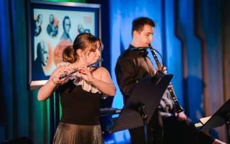 kobieta gra na flecie i mężczyzna gra na klarnecie