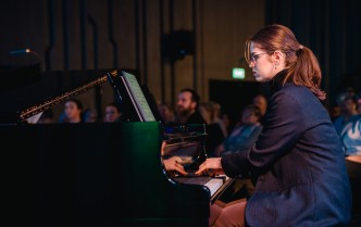 kobieta gra na fortepianie