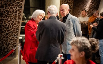 ludzie rozmawiający w foyer