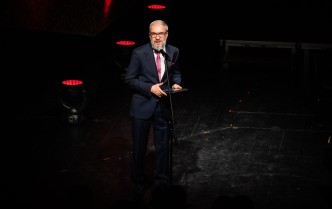 mężczyzna mówiący do mikrofonu