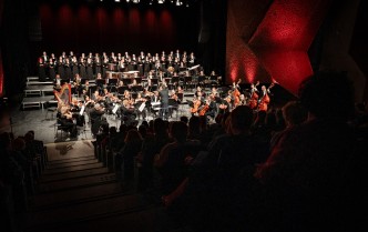 chór, orkiestra i dyrygent na scenie