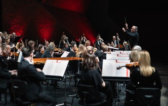 orkiestra na scenie widziana z lewej strony