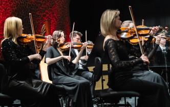 kobiety grające na skrzypcach