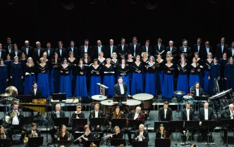 orkiestra i chór na scenie