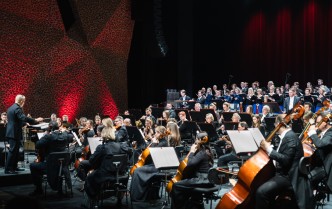 orkiestra i chór na scenie widziana z prawej strony